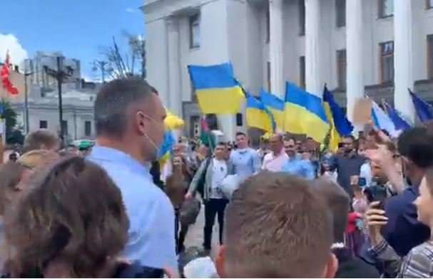 На митинге под Верховной Радой мэр Кличко выступил против “партизации” местных выборов (видео)
