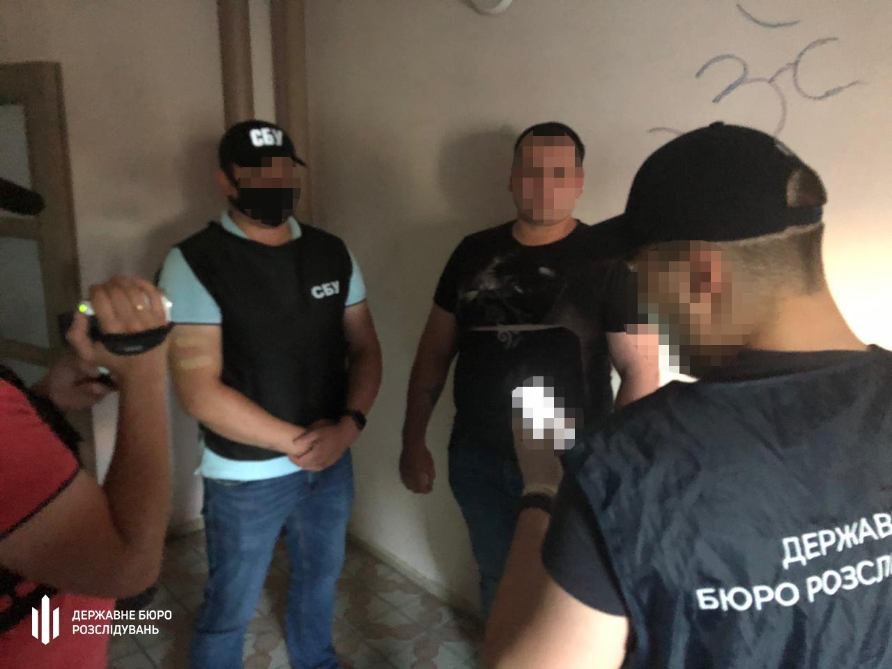 ГБР подозревает сотрудника военкомата Деснянского района Киева во взяточничестве (фото)