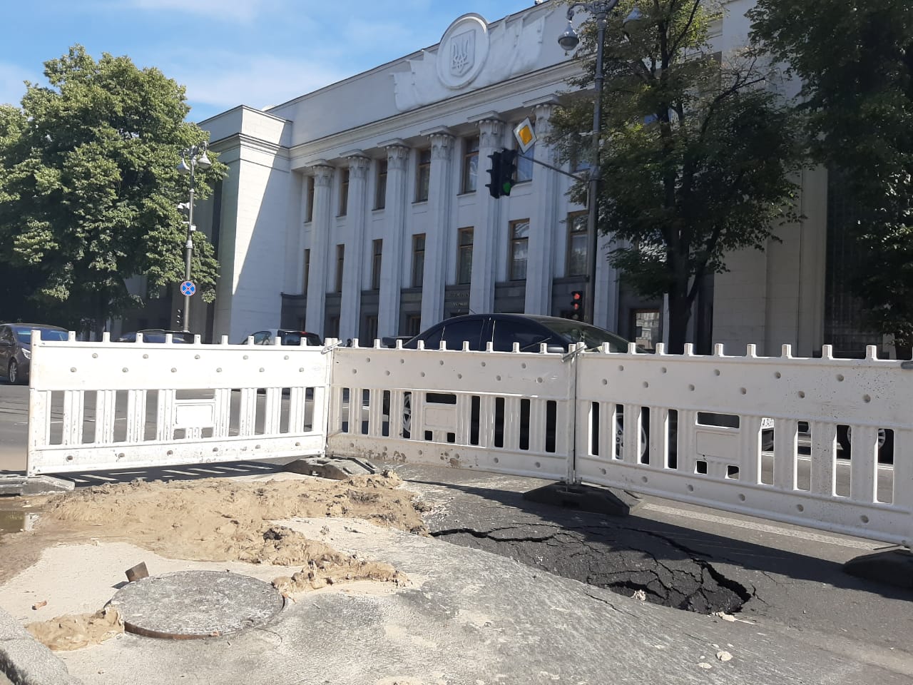 Около Верховной Рады в Киеве из-за аварии трубопровода провалился асфальт на дороге (фото)