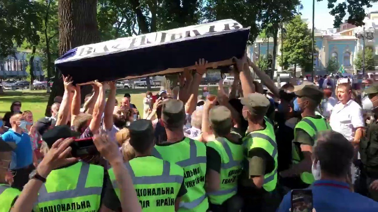 Жители Васильковщины пришли с символическим гробом к Раде, протестуя против ликвидации Васильковского района (видео)