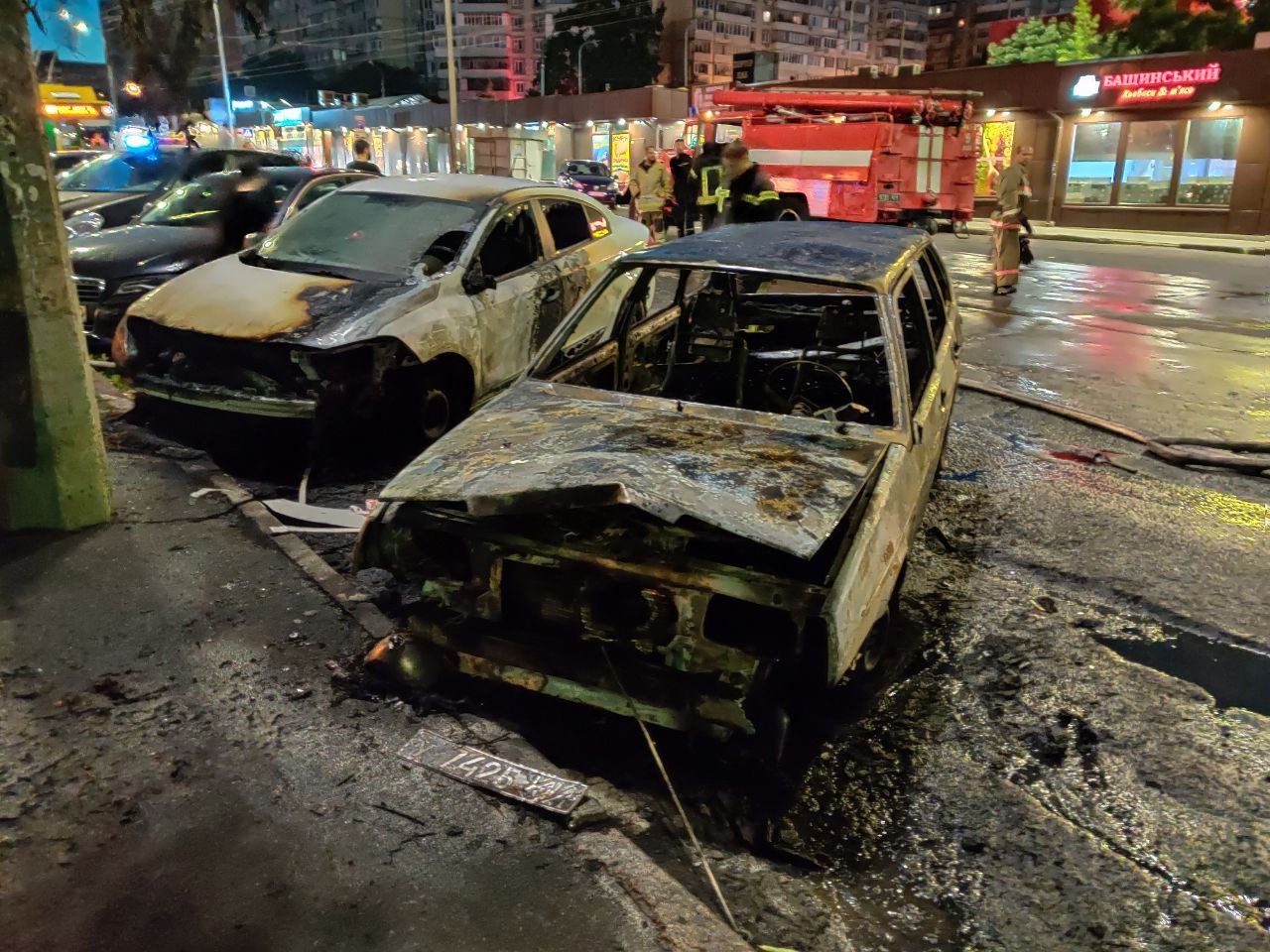 В Киеве пожар с припаркованного автомобиля перекинулся еще на три машины (фото)