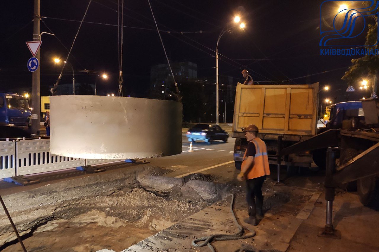 В Киеве из-за аварии на канализационном коллекторе на пересечении просп. Порика и просп. Правды ограничено движение