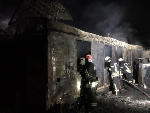 В Киеве огонь с горящего бытового мусора перекинулся на четыре автомобиля и два вагончика (фото)