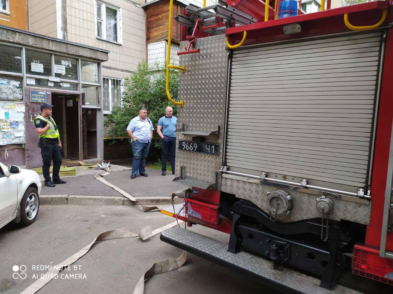 В Киеве из-за утечки газа спасатели эвакуировали жителей жилой многоэтажки по улице Радужной