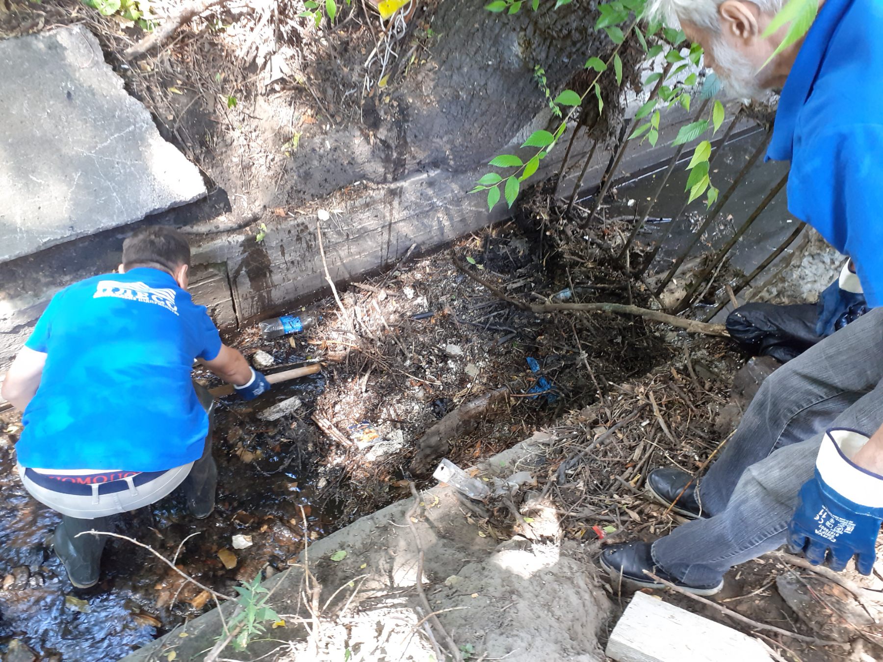 КП “Плесо” похвалились уборкой мусора на некоторых участках реки Лыбедь (фото)