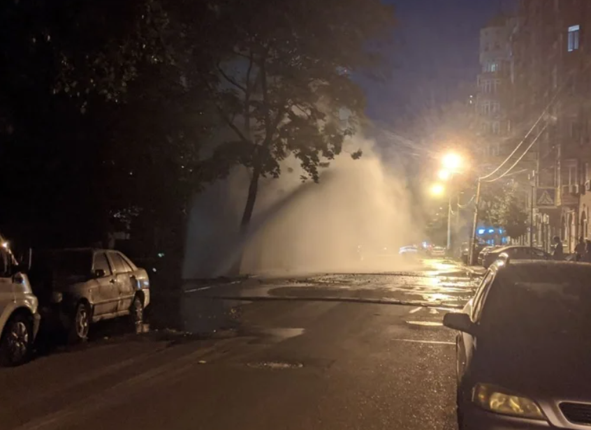 На столичном Подоле ночью из-за аварии на теплосети забил 10-метровый фонтан (видео)