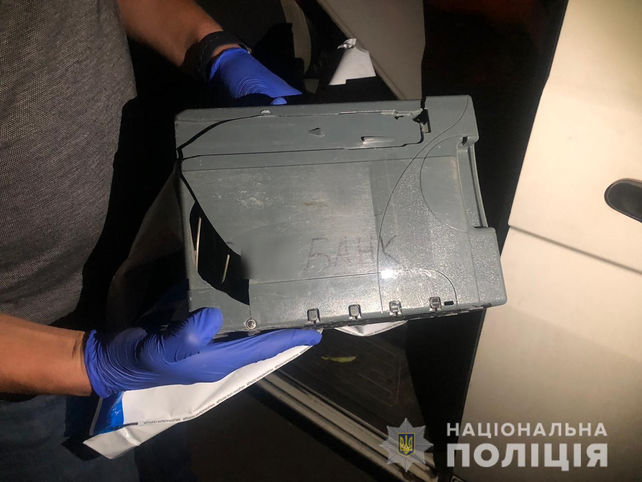 Киевлянин похитил платежный терминал из помещения магазина в Ворзеле (фото)