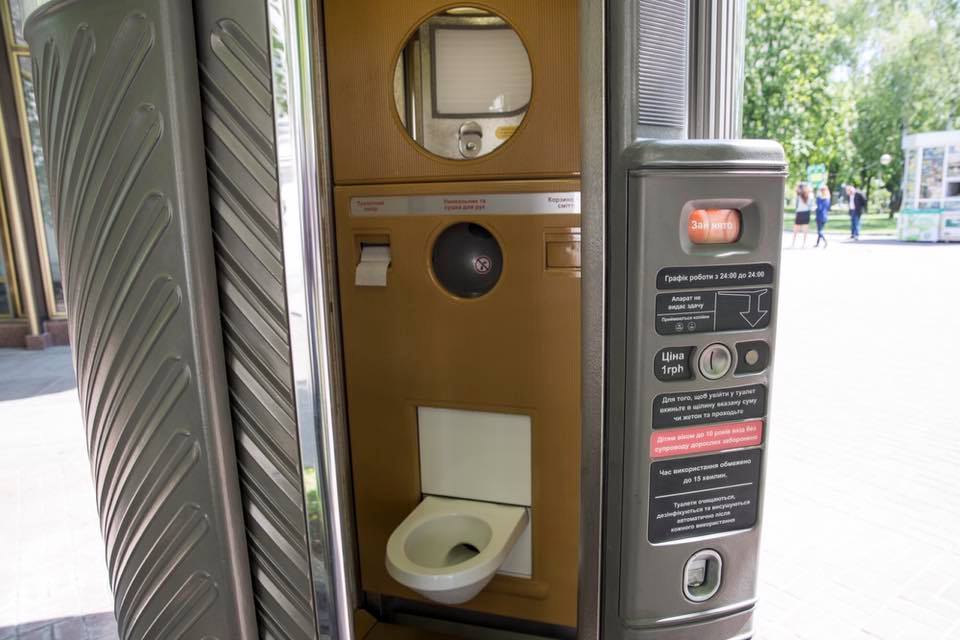Столичные власти отчитались об установке шести автоматических общественных туалетов в центре Киева