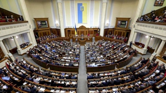 Рада приняла закон о повышении минимальной зарплаты с 1 сентября до 5000 гривен
