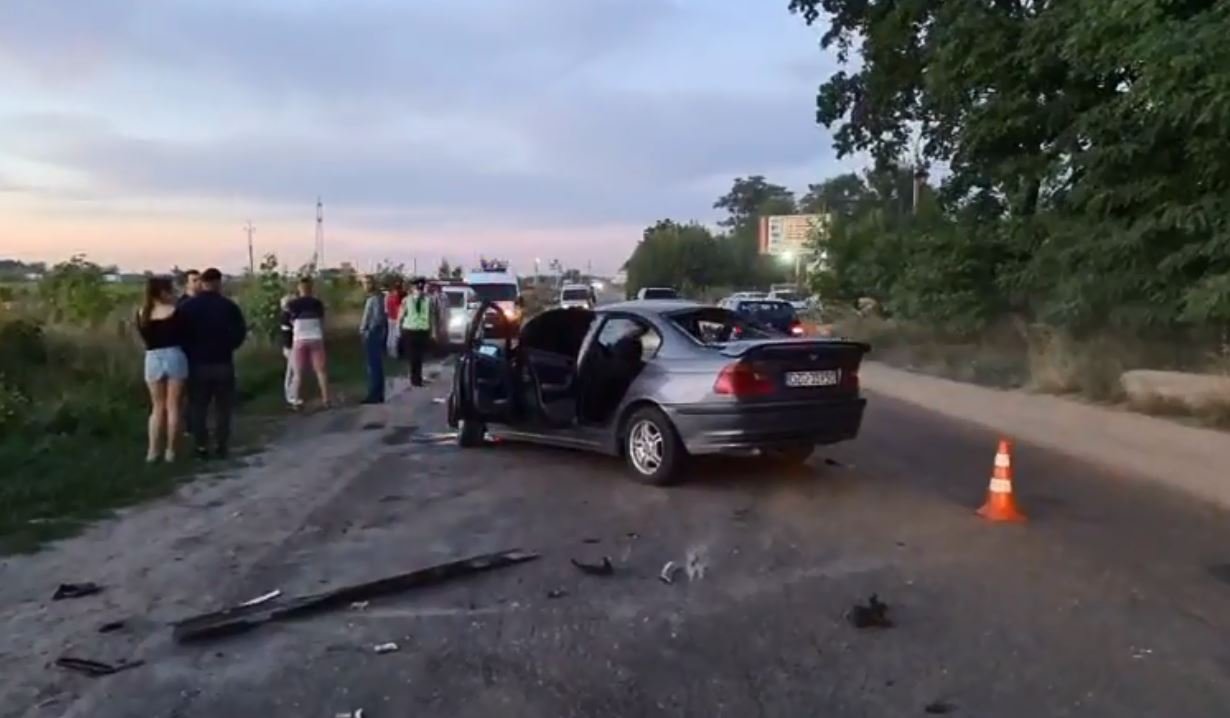 В Киеве в результате лобового столкновения автомобилей погиб мужчина, есть травмированные (фото, видео)