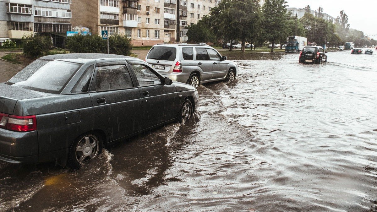 Сильный ливень затопил улицы Киева и пригородов (видео)