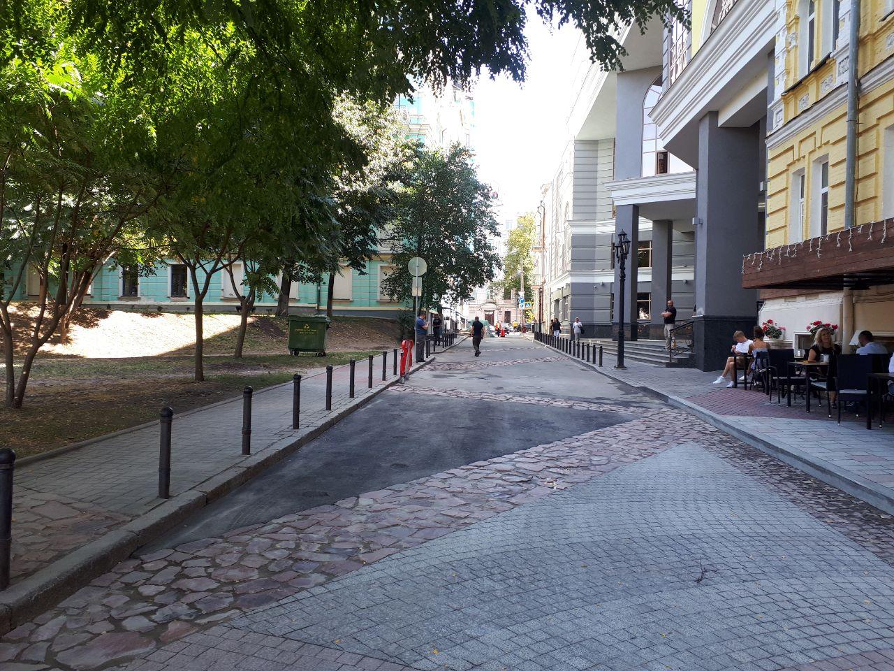 С 19 августа Десятинный переулок в центре Киева стал пешеходным (фото)