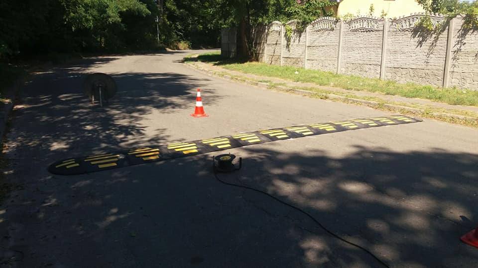Вблизи ДЮСШ №15 на улице Ягодной в Киеве установили “лежачих полицейских” (фото)