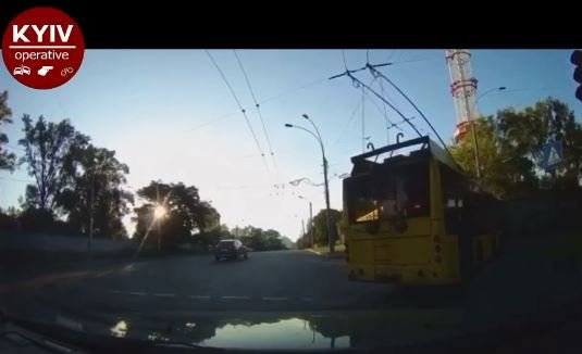 В Киеве штанга троллейбуса разбила лобовое стекло двигавшегося сзади автомобиля (видео)