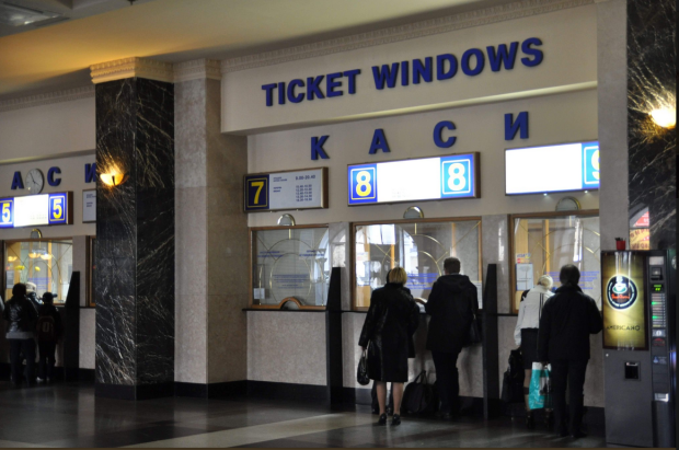 “Укрзализныця” закрывает продажу билетов на четырех станциях и меняет маршруты ряда поездов
