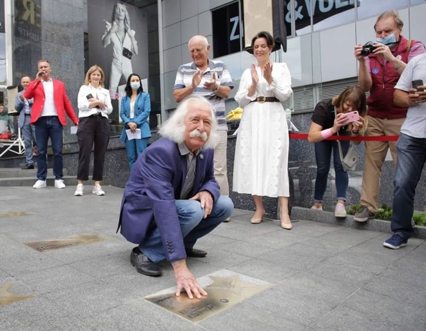 На “Площади звезд” возле ТРЦ Gulliver открыли звезду выдающемуся украинскому художнику Ивану Марчуку (фото)