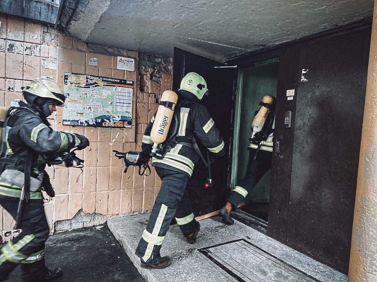 При ликвидации пожара на Лесном массиве в Киеве спасатели обнаружили тело женщины