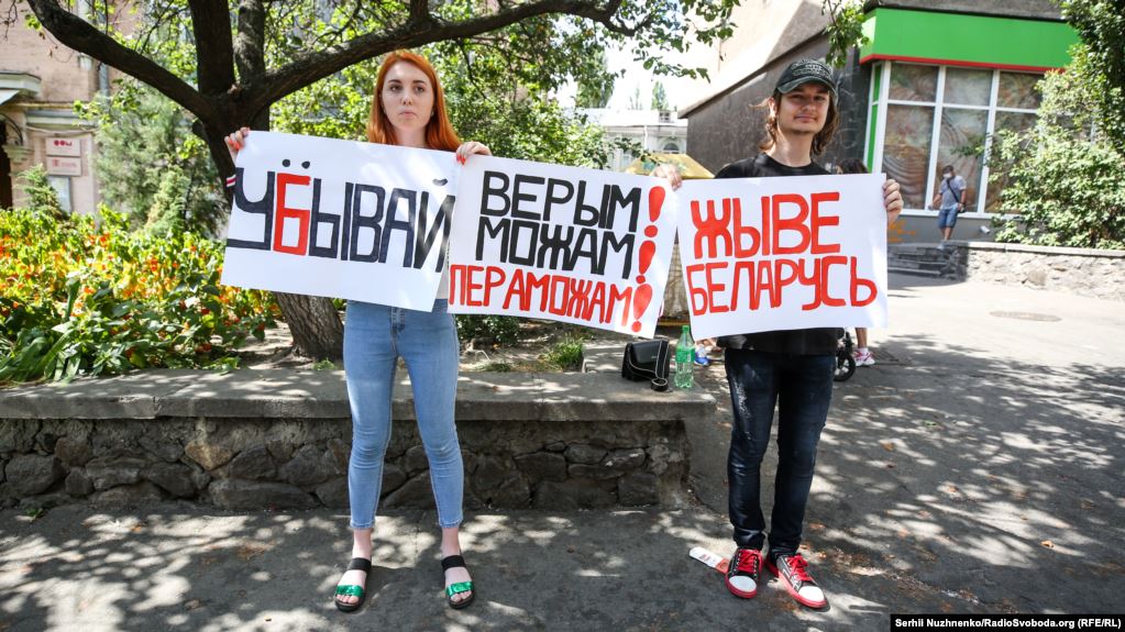 Выборы президента Беларуси: очередь у посольства в Киеве, акции протеста и их разгон силовиками (фото, видео)