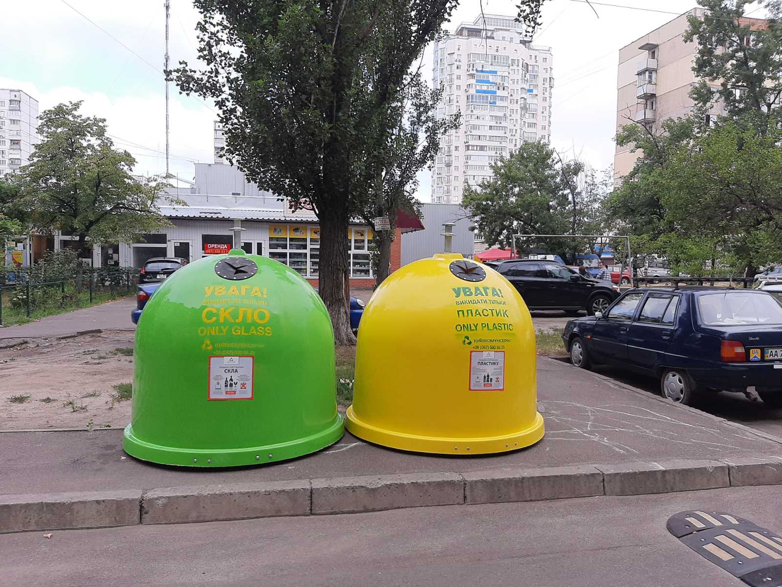 Для раздельного сбора мусора в Киеве с начала года установили 500 контейнеров-“колокольчиков”