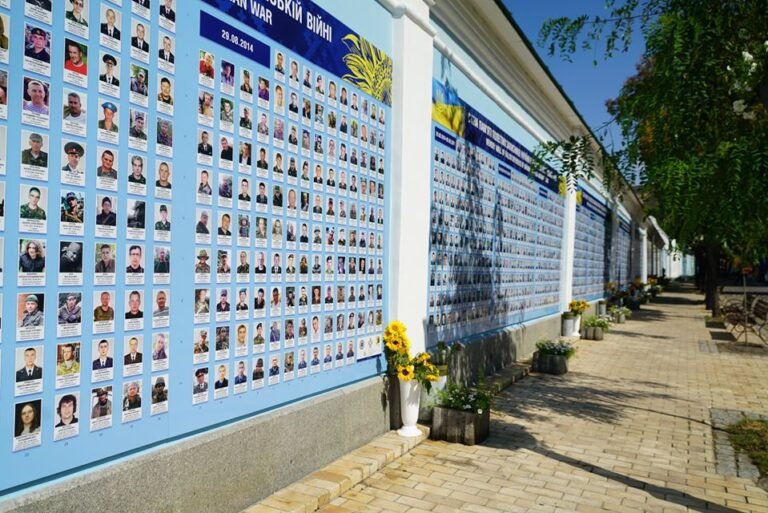 В центре Киева открыли обновленную стену памяти (фото)