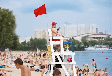 На большинстве муниципальных пляжей запретили купаться из-за аномальной жары