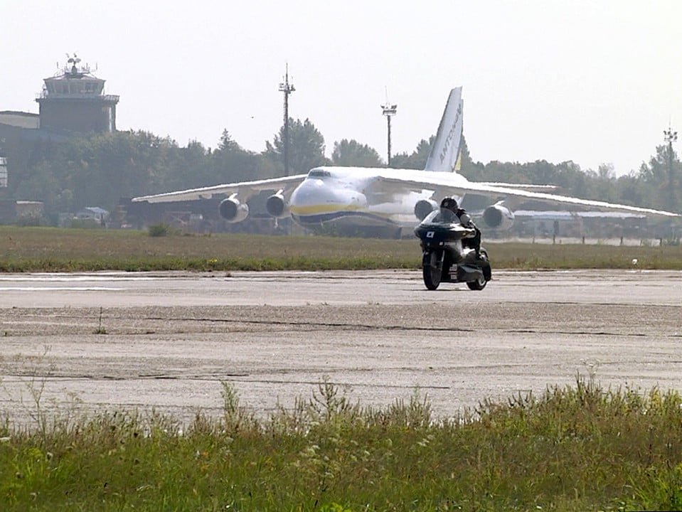 В аэропорту Гостомеля гонщик поставил национальный рекорд скорости на электробайке (фото, видео)