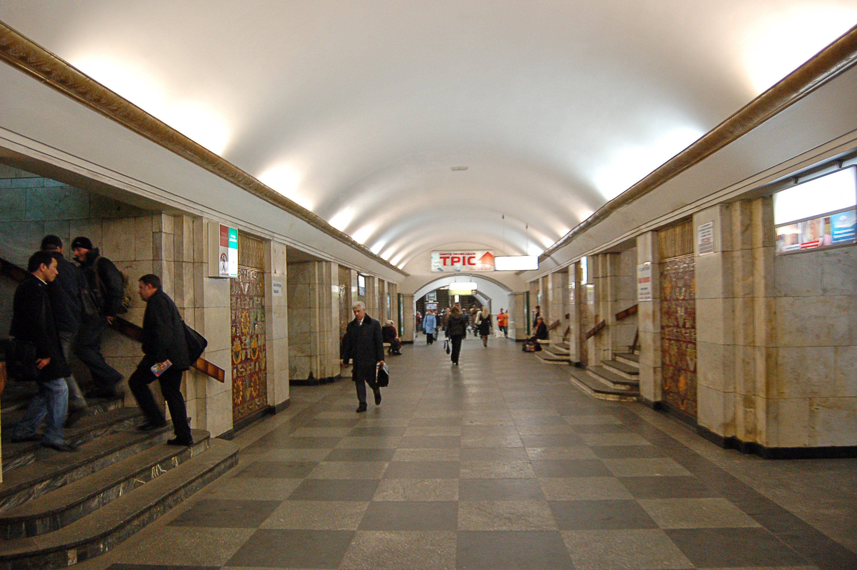 Две станции метро в центре Киева закрыты из-за сообщения о минировании