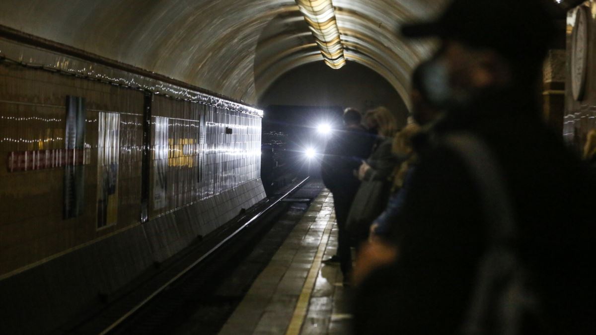 Полиция расследует смертельное падение мужчины с вагона киевского метро