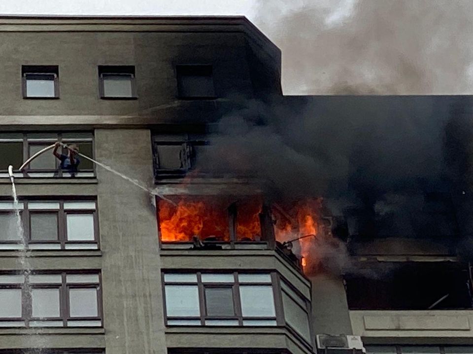 При пожаре в многоэтажке около посольства США в Киеве погиб мужчина (видео)