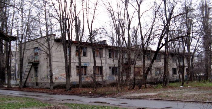 Жители Русановки просят столичные власти не торопиться со сносом здания поликлиники
