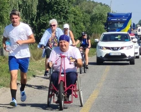 Депутат облсовета Олег Иваненко на коляске преодолел марафонную дистанцию в 42 км на Киевщине (фото)