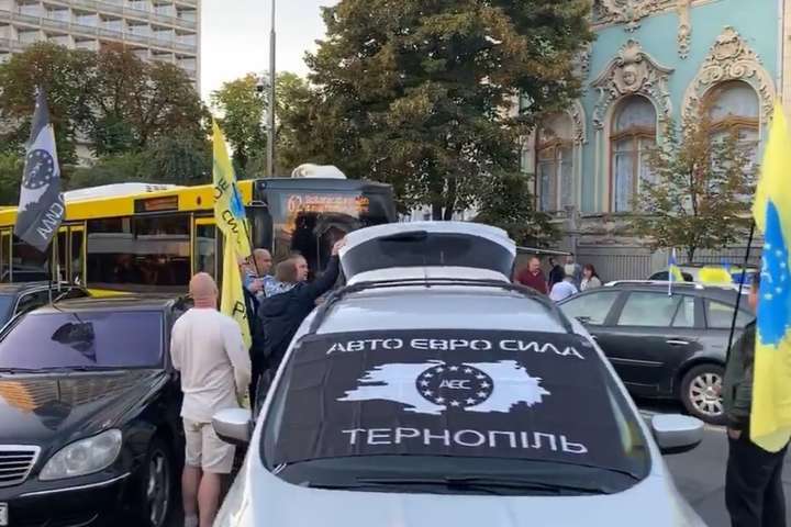 Под Верховной Радой “евробляхеры” проводят акцию протеста (видео)