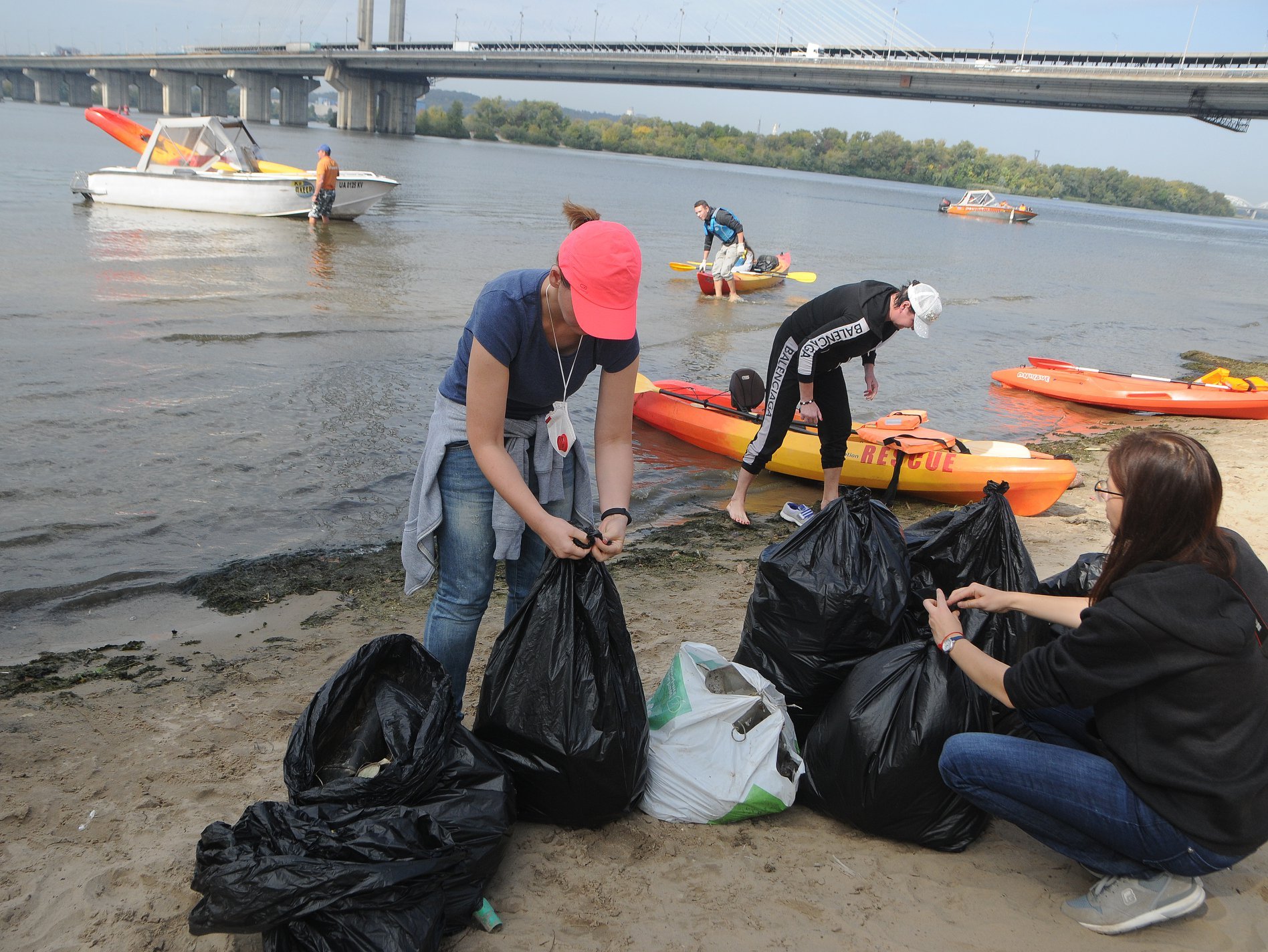 На толоке Aquaplogging собрали 118 кг мусора в акватории возле Южного моста столицы (фото)