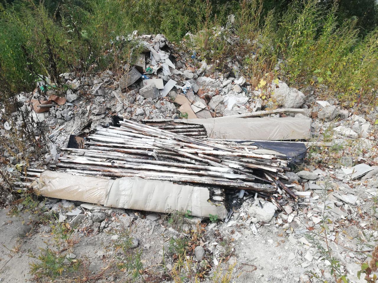 В столичном экопарке “Осокорки” обнаружили свалку с опасными отходами (фото)