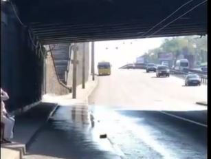 Около столичной станции метро “Берестейская” затопило дорогу из-за прорыва трубы (видео)