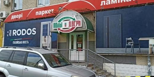 В Печерском районе столицы сняли вывески портящие внешний вид фасадов зданий (фото)