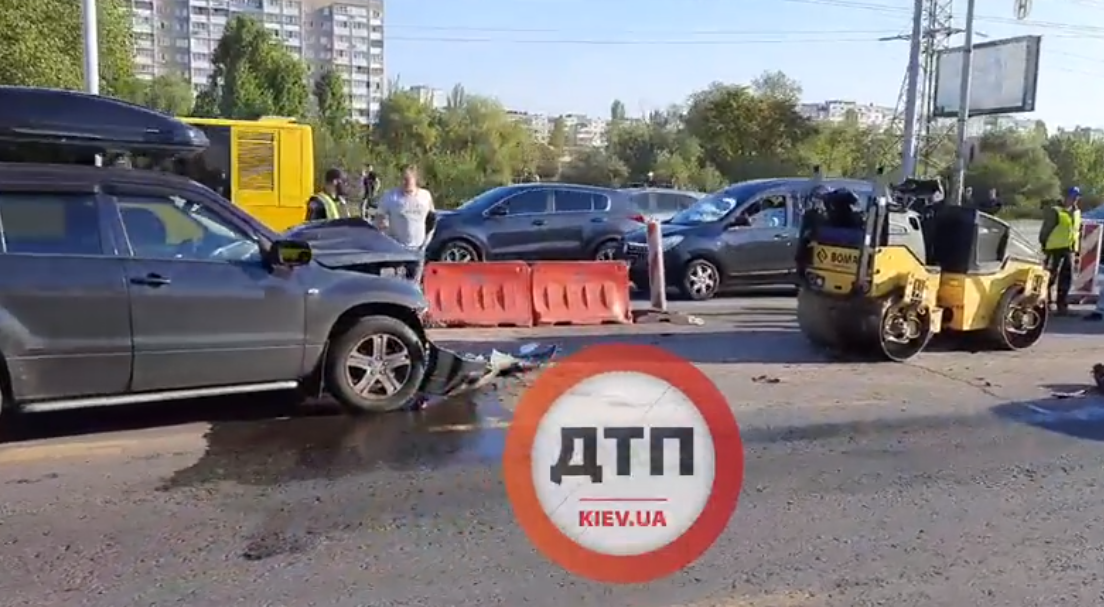 В Киеве внедорожник протаранил каток и травмировал дорожного рабочего
