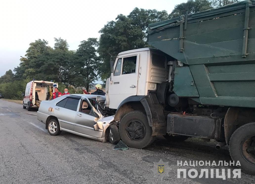 На Киевщине в результате столкновения КАМАЗа с легковым автомобилем погибла пассажирка и ее 16-летняя дочь