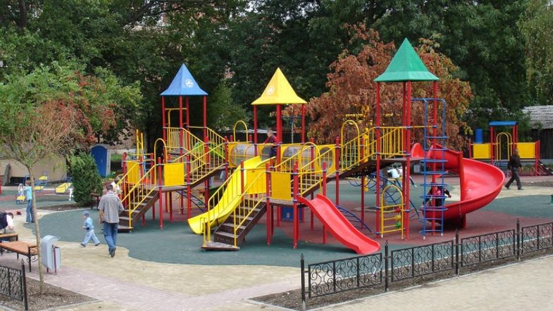 В Дарницком и Днепровском районах Киева обустроят 97 детских площадок (адреса)