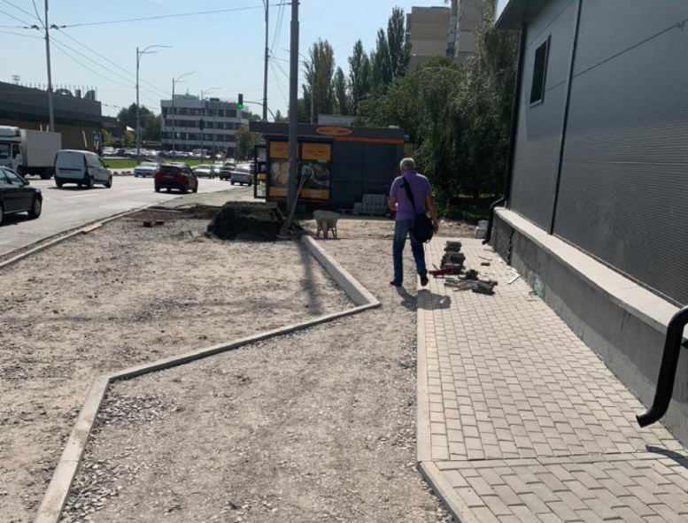 Депутат Киевсовета заявил о бездействии полиции при уничтожении тротуара при строительстве магазина в Святошинском районе