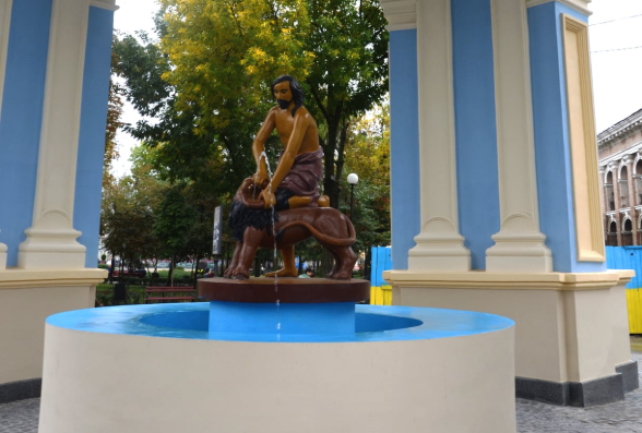 В Киеве завершили реставрацию фонтана “Самсон” на Подоле (фото)