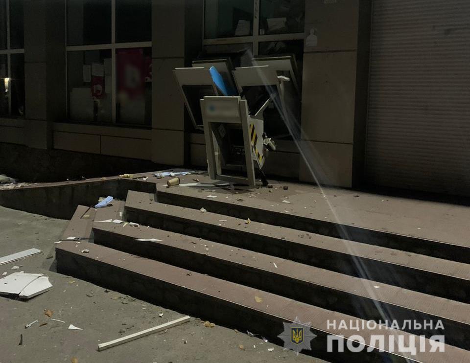 В Фастовском районе Киевщины неизвестные взорвали банкомат и похитили кассеты с деньгами