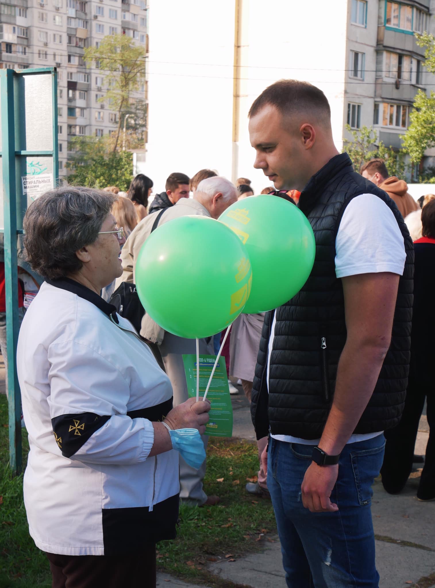 Кандидат до Київради від “Слуги народу” Євген Кузьменко провів зустріч із виборцями на Оболоні (фото)