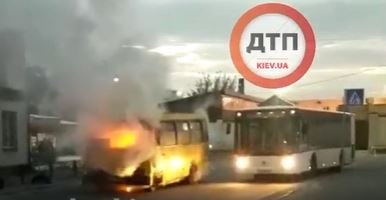 В Киеве возле рынка на Лесной загорелся маршрутный автобус (видео)