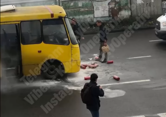 В Оболонском районе столицы на ходу загорелась маршрутка с пассажирами в салоне (видео)