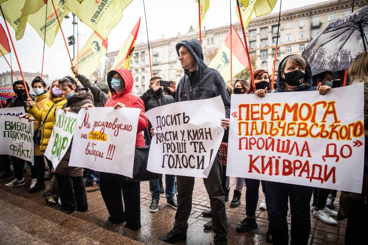 Пальчевский со сторонниками митингует под городской администрацией из-за нечестных выборов