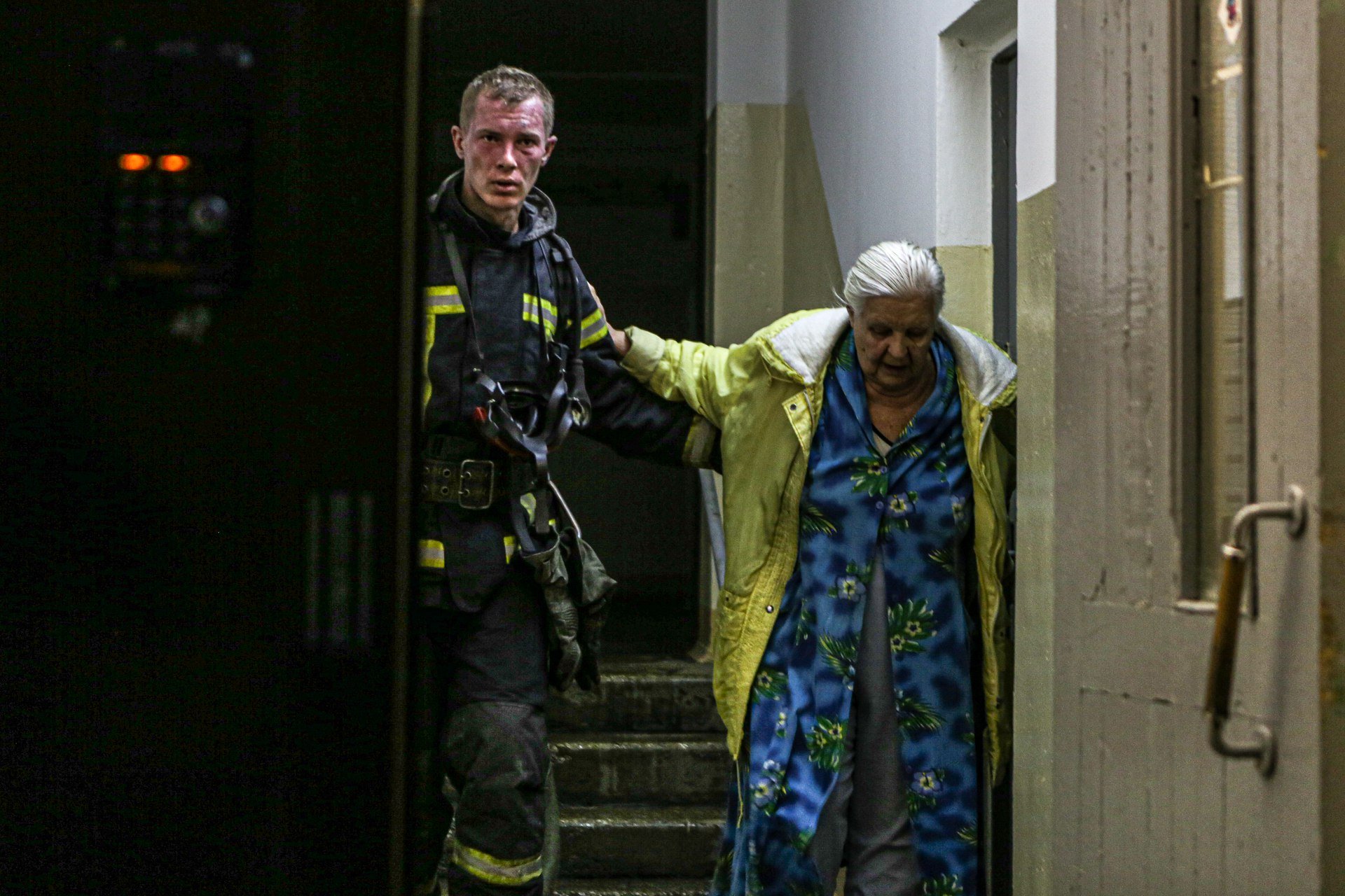 Сегодня ночью в Киеве в пожаре погиб человек, спасатели эвакуировали два десятка жителей (фото)