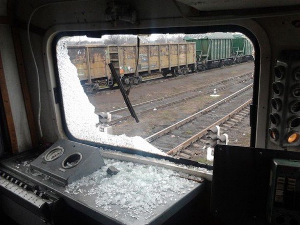 Из-за брошенного на Киевщине неизвестным в локомотив камня пострадал помощник машиниста