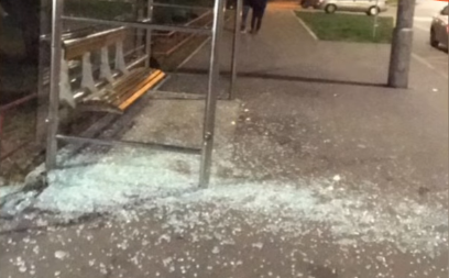 Велосипедист ночью разбил стеклянную остановку общественного транспорта в Днепровском районе Киева (видео)