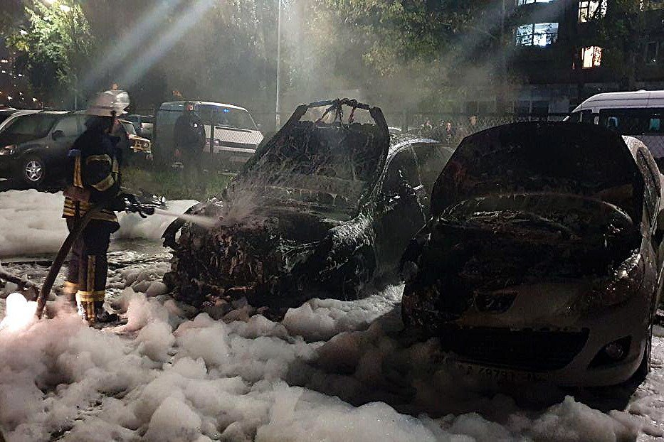 На автостоянке в Днепровском районе Киева от пожара пострадали 3 автомобиля
